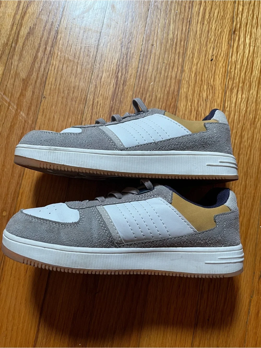 Falls Creek Low-Top Sneakers in White, Navy & Tan
